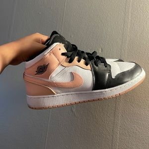 Jordan 1 Mid “Crimson Tint” size 6.5Y (8W)